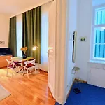 Schönbrunnerstrasse by EasyB&B